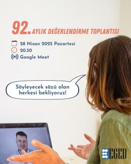 Bir kadın, bilgisayar ekranında bir video görüşmesi yapıyor. Ekranda bir adamın görüntüsü var. Üst kısımda "92. Aylık Değerlendirme Toplantısı" yazıyor. Toplantının tarihi ve saati "28 Nisan 2025 Pazartesi, 20.30" olarak belirtilmiş ve "Google Meet" üzerinden yapılacağı ifade edilmiş. Kadının yanında bir konuşma balonu içinde "Söyleyecek sözü olan herkesi bekliyoruz!" yazıyor. Sağ alt köşede "EGED" logosu bulunuyor.