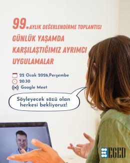 Bir kadının bir dizüstü bilgisayardan görüntülü görüşme yaptığı bir ortam.  Duvarda büyük puntolarla yazılmış metinler yer alıyor:  99. AYLIK DEĞERLENDİRME TOPLANTISI GÜNLÜK YAŞAMDA KARŞILAŞTIĞIMIZ AYRIMCI UYGULAMALAR  Altında ise küçük simgelerle şu bilgiler var: Takvim simgesi ile: 22 Ocak 2026, Perşembe Saat simgesi ile: 20.30 Yayın simgesi ile: Google Meet  Kadının konuşma balonunda ise şu ifadeler yazıyor: Söyleyecek sözü olan herkesi bekliyoruz!  Sağ altta mavi-beyaz logolu EGED yazısı yer alıyor.
