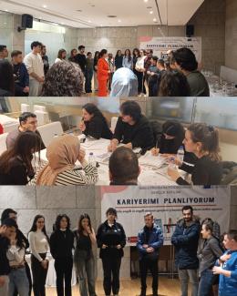 Geniş, kapalı bir salonda gerçekleştirilen gençlik atölyesinden üç ayrı sahneyi gösteren kolaj fotoğraf. Mekânın zemini ahşap, duvarları gri taş kaplama ve aydınlatma parlak tavandan geliyor.  Üst kısımda, daire biçiminde toplanmış kalabalık bir genç grup var. Farklı saç renklerine ve stillerine sahip, çoğu 20’li yaşlarda görünen kadın ve erkekler ayakta duruyor. Ortada parlak turuncu renkte pantolon ve ceket takımı giyen bir kadın konuşuyor; diğerleri ona dönük, dikkatle dinler halde.