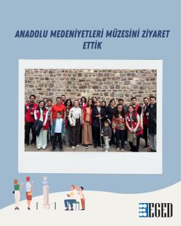 Açık mavi zemin üzerine yerleştirilmiş bir afiş görüntüsü.   Üst kısımda koyu lacivert büyük harflerle şu yazı bulunuyor:   “ANADOLU MEDENİYETLERİ MÜZESİNİ ZİYARET ETTİK”.  Bu yazının altında beyaz çerçeveli, polaroid tarzında dikdörtgen bir fotoğraf var. Fotoğrafta taş duvarın önünde duran kalabalık bir grup görülüyor. Yetişkinler ve çocuklardan oluşan yaklaşık 20’den fazla kişi var. Çoğu kişi kameraya dönük şekilde yan yana dizilmiş, bazıları gülümsüyor.
