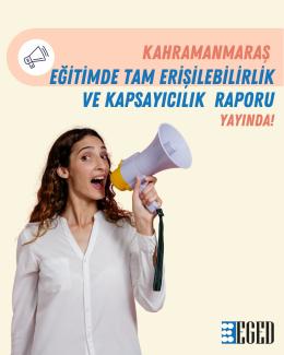 Açık renk arka plan önünde elinde megafon tutan genç bir kadın, megafona doğru ağzını açmış konuşuyormuş gibi duruyor. Megafon beyaz gövdeli, sarı detaylı ve koyu renk bir bilek kayışı var.  Sol üst köşede yuvarlak pembe bir alan içinde küçük megafon simgesi bulunuyor. Bunun sağında ve ortasına doğru büyük yazılar yer alıyor.  Üstte turuncu renkte: “KAHRAMANMARAŞ”  Hemen altında mavi renkte: “EĞİTİMDE TAM ERİŞİLEBİLİRLİK VE KAPSAYICILIK RAPORU" yazıyor.