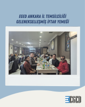 Açık mavi zeminli bir etkinlik afişi üzerinde, ortada beyaz çerçeveli bir restoran fotoğrafı ve altta “EGED” logosu bulunan bir tasarım. Üstte büyük harflerle şu yazı yer alıyor: “EGED ANKARA İL TEMSİLCİLİĞİ GELENEKSELLEŞMİŞ İFTAR YEMEĞİ”. Ortadaki fotoğraf bir restoranda uzun masalarda iftar yemeği için oturan kalabalık bir grubu gösteriyor. Ön plandaki masada birkaç erkek yan yana oturuyor; masada su şişeleri, yeşil cam şişeler, tabaklar ve çorba kâseleri gibi servisler bulunuyor.