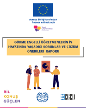 Bir rapor kapağı tasarımı. Üstte Avrupa Birliği bayrağı (mavi zemin üzerinde sarı yıldız çemberi) bulunuyor. Hemen altında “Avrupa Birliği tarafından finanse edilmektedir” yazıyor. Bunun altında konuşma balonları şeklinde bir logo ve yanında “Temel Çalışma Hakları” ile küçük yazıyla “Bil, Konuş, Güçlen” metni yer alıyor.  Ortada büyük sarı bir bant içinde başlık yer alıyor: “GÖRME ENGELLİ ÖĞRETMENLERİN İŞ HAYATINDA YAŞADIĞI SORUNLAR VE ÇÖZÜM ÖNERİLERİ RAPORU"