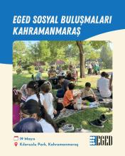 Bir parkta sosyal buluşma etkinliği gösteren bir fotoğraf var. Fotoğrafın üst kısmında mavi bir zemin üzerinde beyaz büyük harflerle "EGED SOSYAL BULUŞMALARI KAHRAMANMARAŞ" yazıyor. Alt kısımda ise etkinlik tarihi ve yeri belirtilmiş: "19 Mayıs" ve "Kılavuzlu Park, Kahramanmaraş". Sağ alt köşede EGED logosu bulunuyor.  Fotoğrafın ortasında, ağaçların gölgesinde bir grup insan oturuyor. Ön planda, yere serilmiş bir örtü üzerinde çocuklar ve yetişkinler oturuyor.