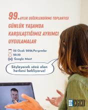 Bir kadının bir dizüstü bilgisayardan görüntülü görüşme yaptığı bir ortam.  Duvarda büyük puntolarla yazılmış metinler yer alıyor:  99. AYLIK DEĞERLENDİRME TOPLANTISI GÜNLÜK YAŞAMDA KARŞILAŞTIĞIMIZ AYRIMCI UYGULAMALAR  Altında ise küçük simgelerle şu bilgiler var: Takvim simgesi ile: 22 Ocak 2026, Perşembe Saat simgesi ile: 20.30 Yayın simgesi ile: Google Meet  Kadının konuşma balonunda ise şu ifadeler yazıyor: Söyleyecek sözü olan herkesi bekliyoruz!  Sağ altta mavi-beyaz logolu EGED yazısı yer alıyor.