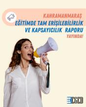 Açık renk arka plan önünde elinde megafon tutan genç bir kadın, megafona doğru ağzını açmış konuşuyormuş gibi duruyor. Megafon beyaz gövdeli, sarı detaylı ve koyu renk bir bilek kayışı var.  Sol üst köşede yuvarlak pembe bir alan içinde küçük megafon simgesi bulunuyor. Bunun sağında ve ortasına doğru büyük yazılar yer alıyor.  Üstte turuncu renkte: “KAHRAMANMARAŞ”  Hemen altında mavi renkte: “EĞİTİMDE TAM ERİŞİLEBİLİRLİK VE KAPSAYICILIK RAPORU" yazıyor.